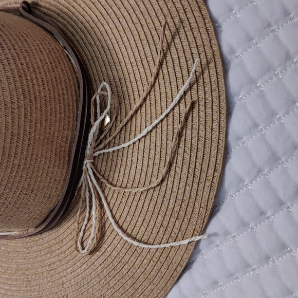 Straw Beach Hat - Picture 2 of 5